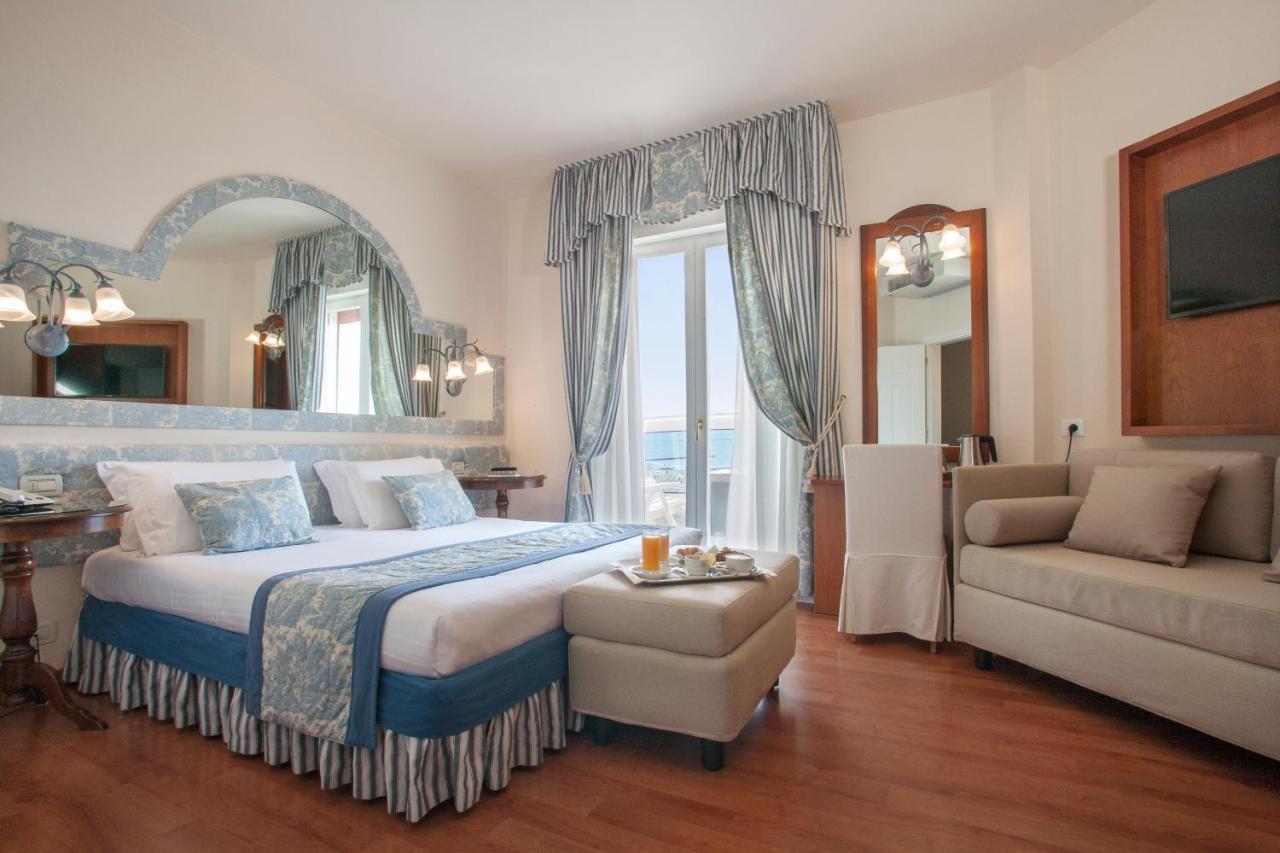 Hotel Cavalieri Palace & Suites Lido di Jesolo Exterior foto